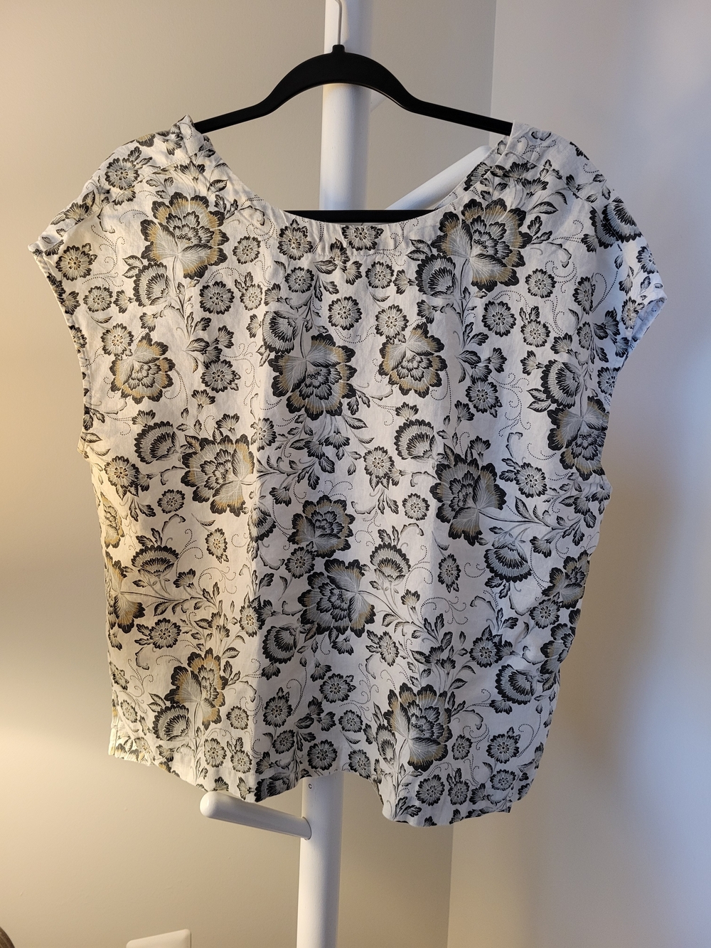 Tahari Linen Size Large Short Sleeve Top with Black Floral Pattern